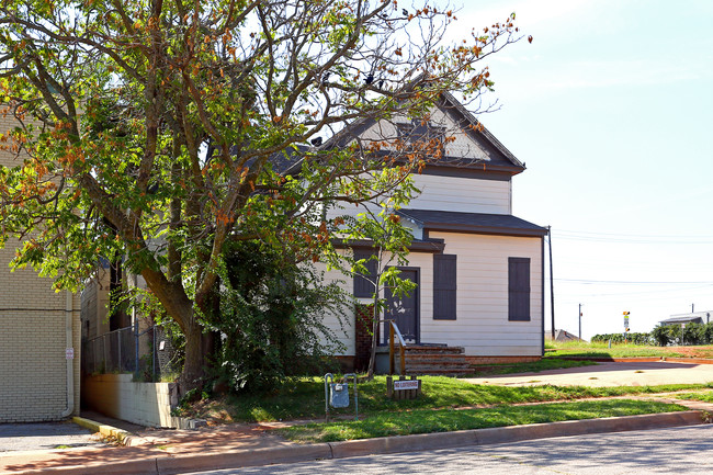 524 NW 8th St in Oklahoma City, OK - Foto de edificio - Building Photo