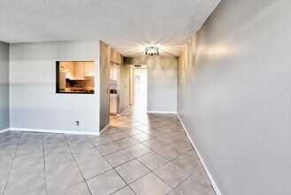 22 Kent B in West Palm Beach, FL - Building Photo - Building Photo