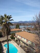 2070 Bechelli Ln in Redding, CA - Building Photo