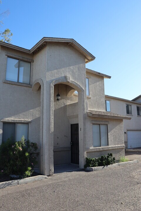 7347 N Black Canyon Hwy in Phoenix, AZ - Building Photo