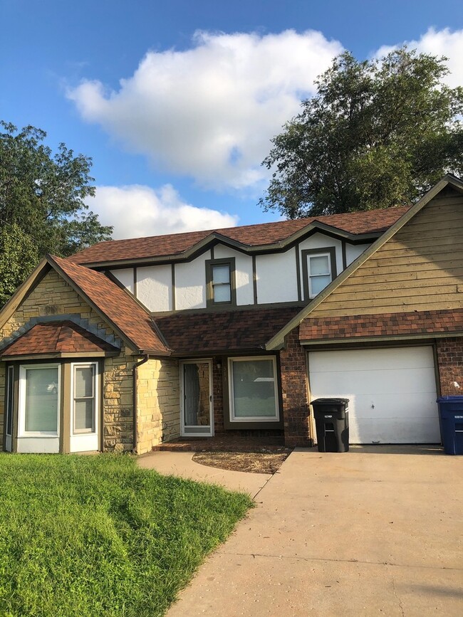 315-315 Woodridge Ct in Augusta, KS - Building Photo - Building Photo