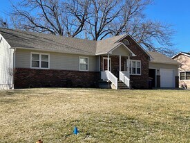 907 Connecticut Ave in Manhattan, KS - Building Photo