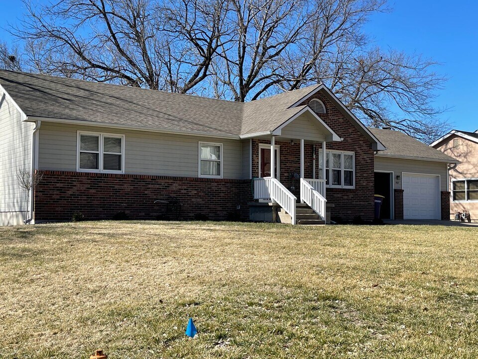 907 Connecticut Ave in Manhattan, KS - Building Photo