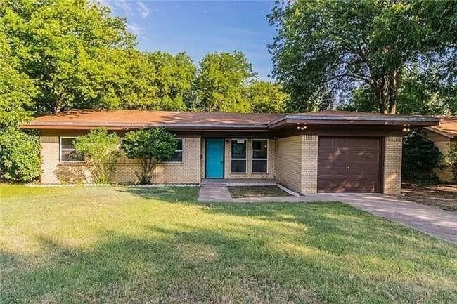 5520 Trail Lake Dr in Fort Worth, TX - Building Photo - Building Photo
