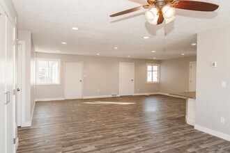 1003 N 4th St in Marshall, MN - Building Photo - Building Photo