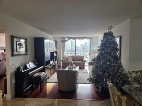 210 174th St in Sunny Isles Beach, FL - Foto de edificio - Building Photo