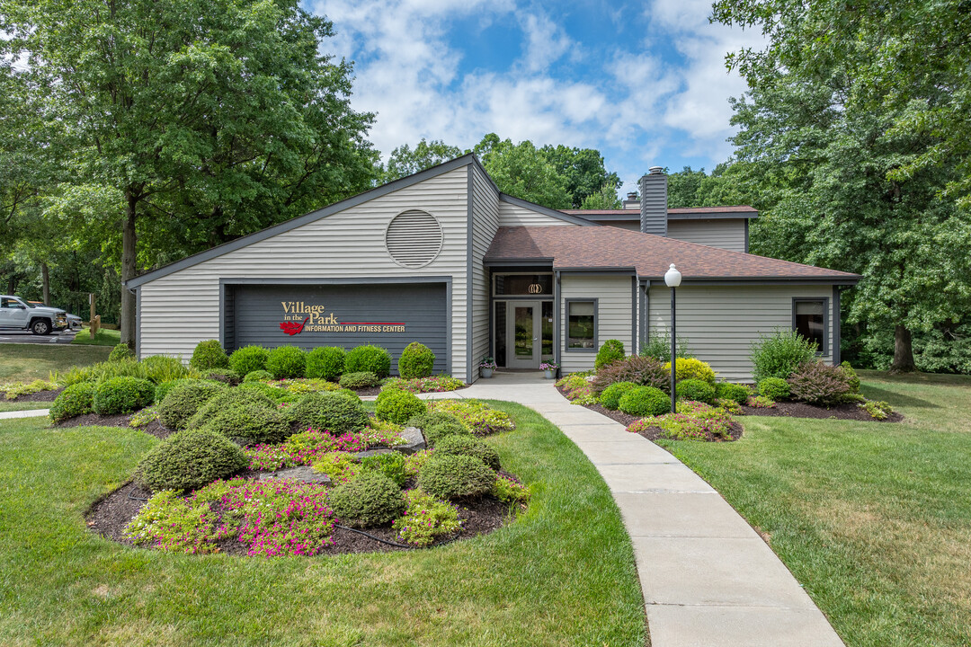 Village in the Park Apartments in Westlake, OH - Foto de edificio