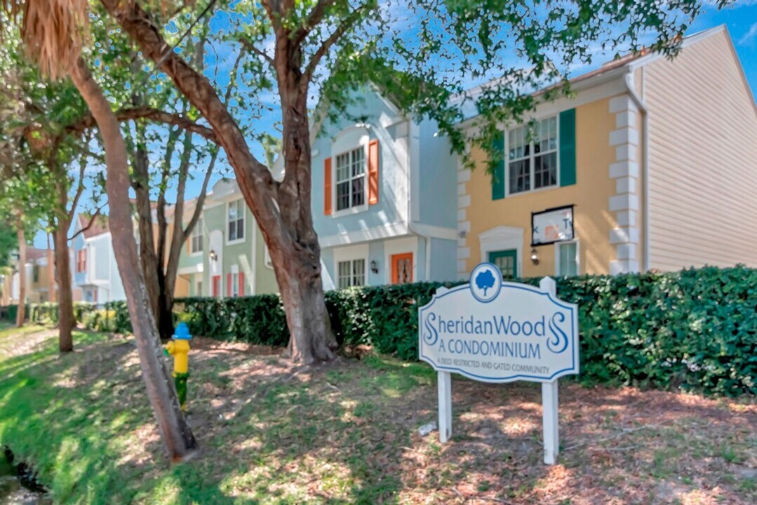 3396 W Wyoming Cir in Tampa, FL - Building Photo