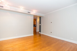 624 W Roscoe St, Unit 2D in Chicago, IL - Building Photo - Building Photo