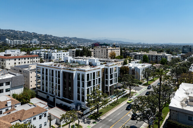 425-429 N Palm Dr in Beverly Hills, CA - Foto de edificio - Building Photo