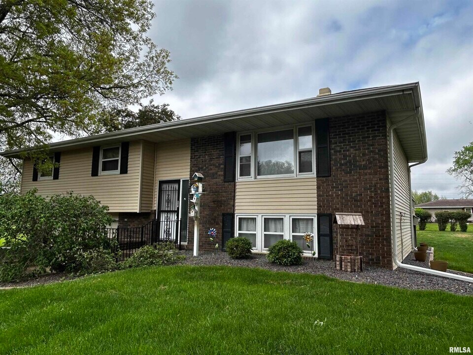 3117 St Andrews Dr in Pekin, IL - Building Photo