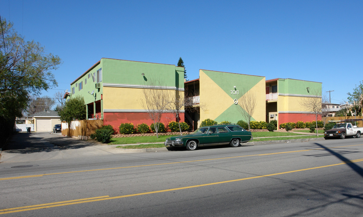 7017 Hazeltine Ave in Van Nuys, CA - Building Photo