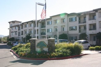 Royal Oaks 55+ Senior Apartment Community in San Marcos, CA - Foto de edificio - Building Photo