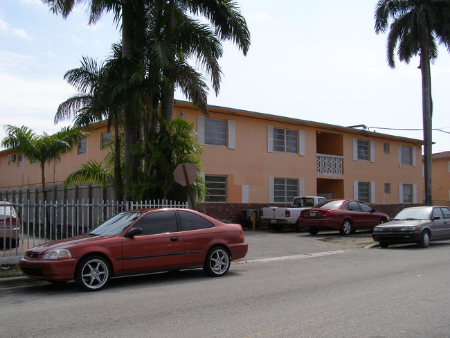 855 NW 45th Ave in Miami, FL - Foto de edificio - Building Photo