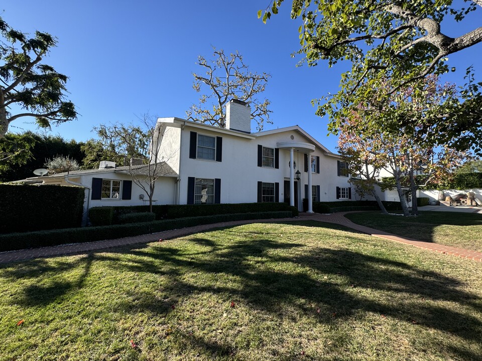 13600 Romany Dr in Pacific Palisades, CA - Foto de edificio