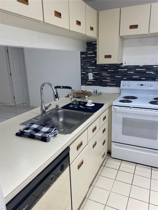 2720 W 63rd Pl in Hialeah, FL - Building Photo
