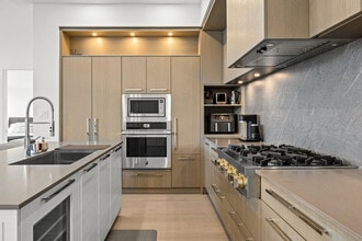 3389 Lakeshore Rd in Kelowna, BC - Building Photo - Building Photo