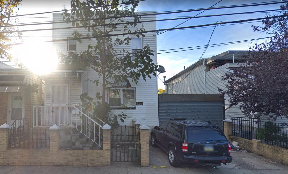 10850 45th Ave in Corona, NY - Building Photo