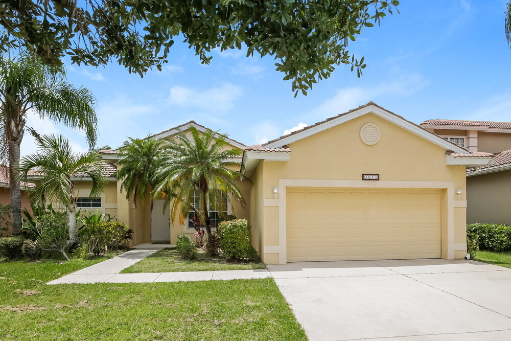 9513 Blue Stone Cir in Ft. Myers, FL - Building Photo