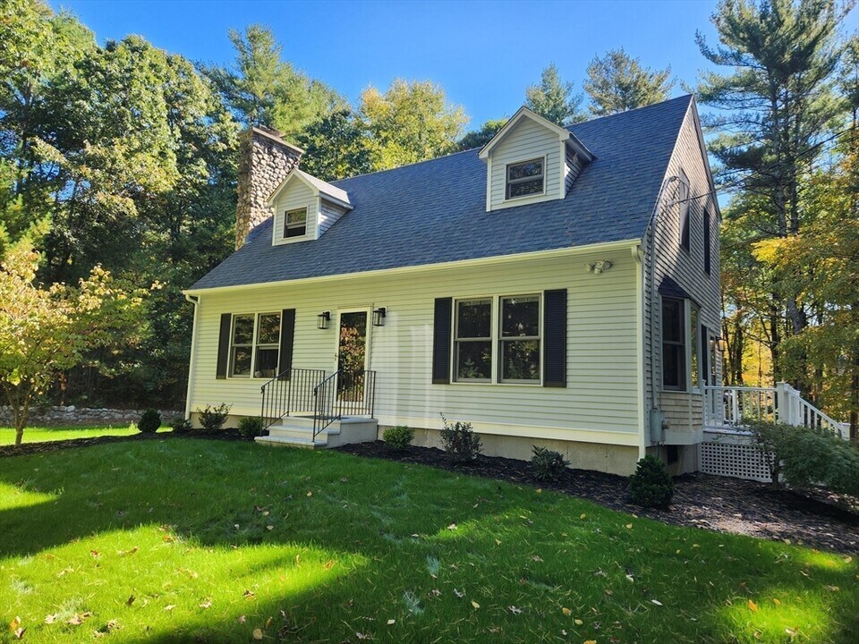 163 Quanapoag Rd in Freetown, MA - Building Photo