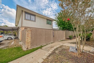 12042 Mighty Oak Dr-Unit -B in Houston, TX - Foto de edificio - Building Photo