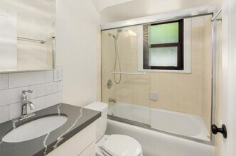 909 4th Ave N, Unit F in Seattle, WA - Building Photo - Building Photo