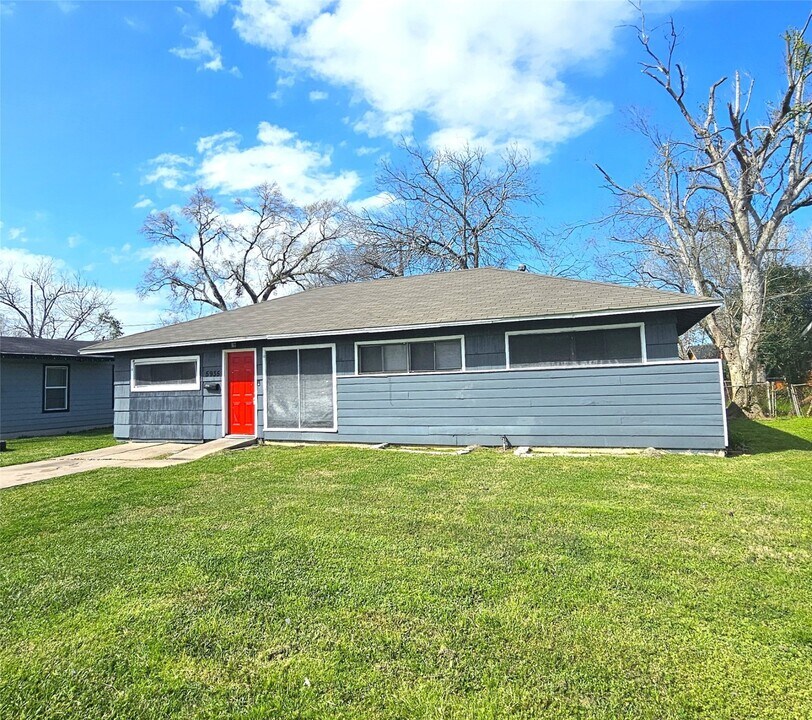 5935 Beldart St in Houston, TX - Building Photo