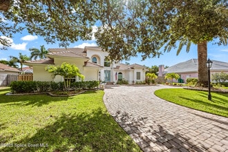 385 Newport Dr in Indialantic, FL - Building Photo - Building Photo