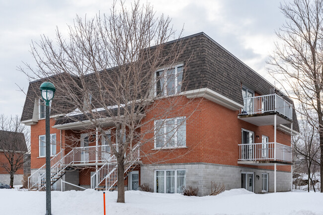 1519 Gérald-Godin St in Lévis, QC - Building Photo - Building Photo