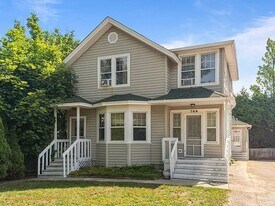 789 N McKinley Rd in Lake Forest, IL - Building Photo