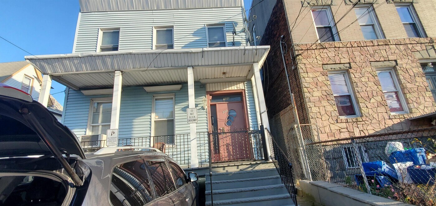 300 New York Ave in Jersey City, NJ - Building Photo