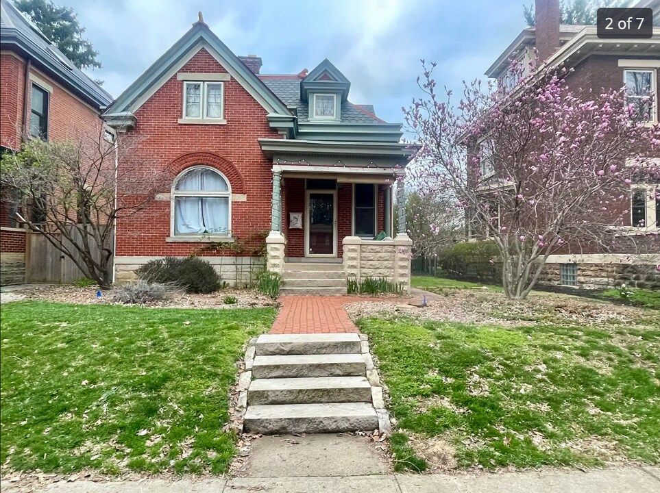 290 E Deshler Ave in Columbus, OH - Building Photo