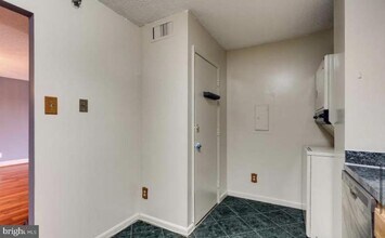 9200 Edwards Way in Hyattsville, MD - Foto de edificio - Building Photo
