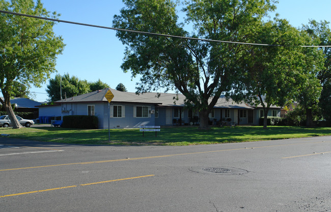 Bell East & Bell West Apartments in Sacramento, CA - Foto de edificio - Building Photo