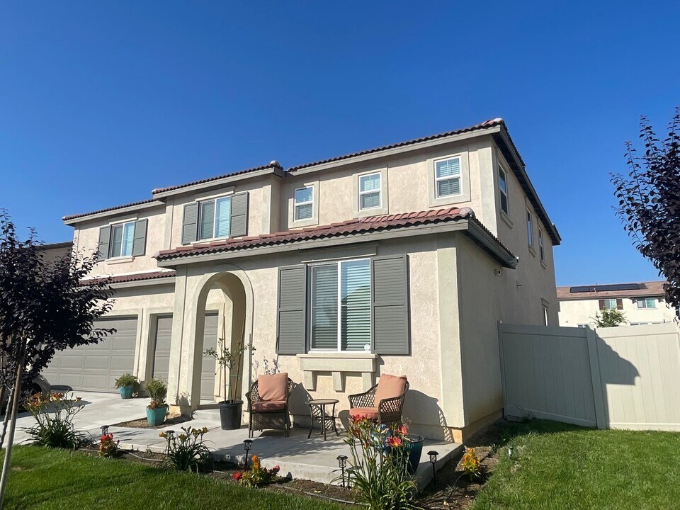 36628 Sevilla Wy in Beaumont, CA - Foto de edificio