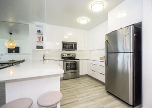 5601 Collins Ave in Miami Beach, FL - Foto de edificio - Building Photo