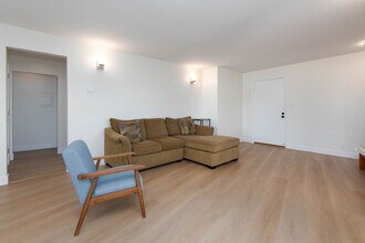 5301 E The Toledo, Unit 201 in Long Beach, CA - Foto de edificio - Building Photo