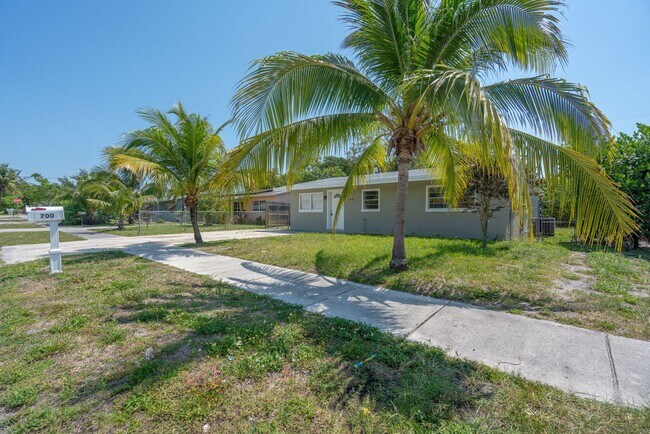 700 NW 2nd Way in Deerfield Beach, FL - Building Photo - Building Photo