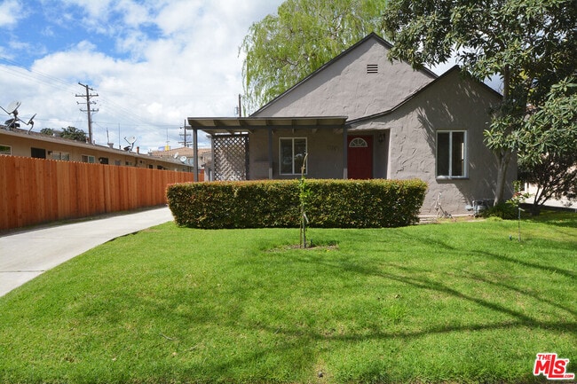 179 W Spazier Ave in Burbank, CA - Building Photo - Building Photo
