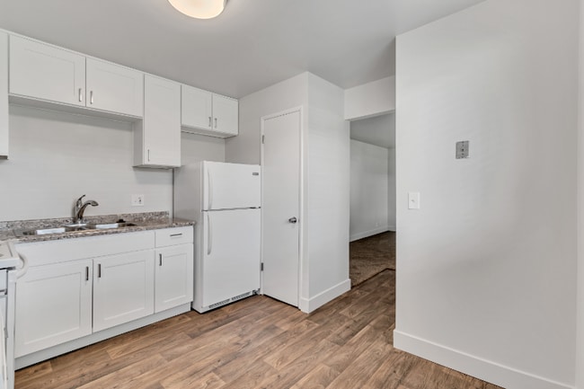 2111 E 3300 S in Salt Lake City, UT - Foto de edificio - Building Photo