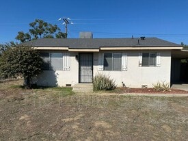 1608 W Sunnyview Ave in Visalia, CA - Building Photo