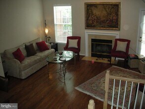 2463 Clover Field Cir in Herndon, VA - Building Photo - Building Photo