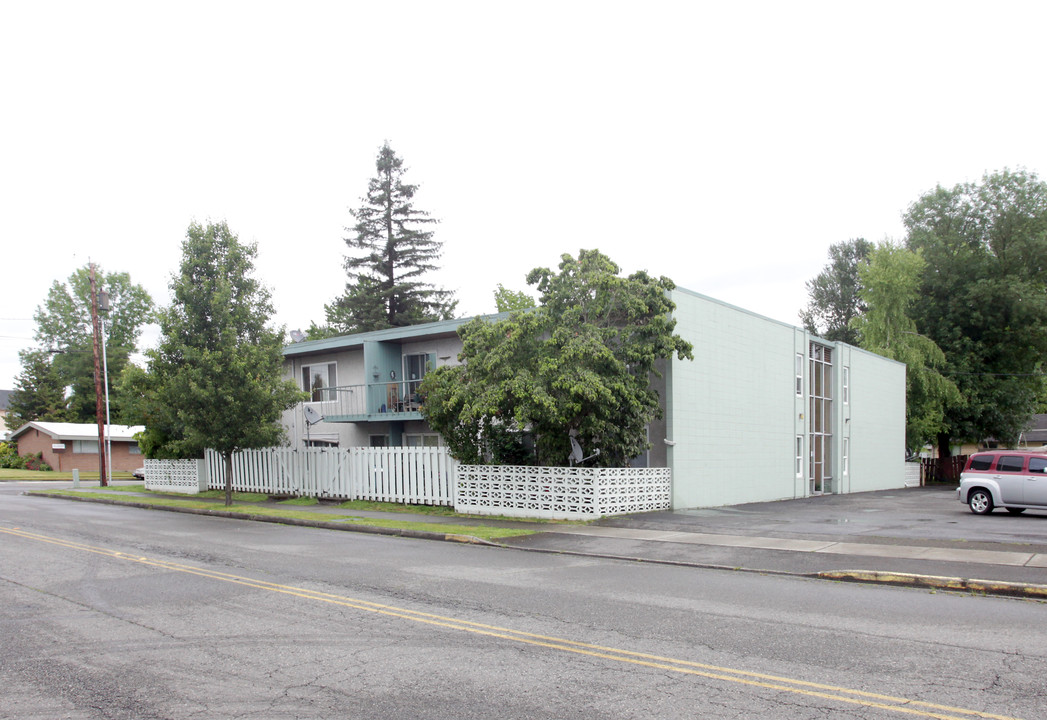 Skylite Court Apartments in Kent, WA - Building Photo