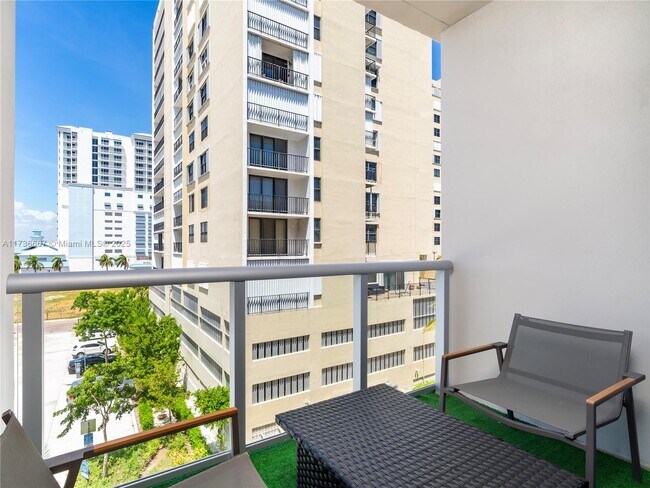 777 N Ocean Dr, Unit N435 in Hollywood, FL - Foto de edificio - Building Photo