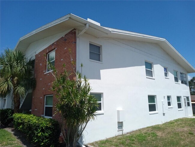 330 Brandywine Dr in Largo, FL - Building Photo - Building Photo