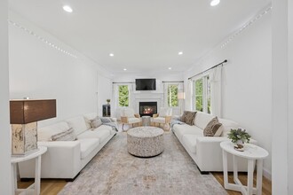 7 Wards Path in Hampton Bays, NY - Building Photo - Building Photo