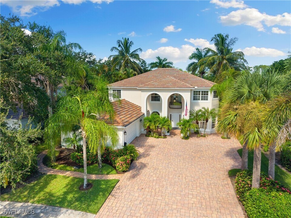 2384 Heritage Greens Dr in Naples, FL - Building Photo