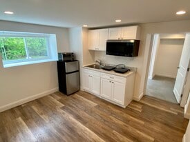 52 S Border Rd, Unit A in Medford, MA - Building Photo