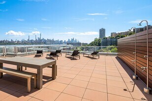 143 Old River Rd in Edgewater, NJ - Building Photo