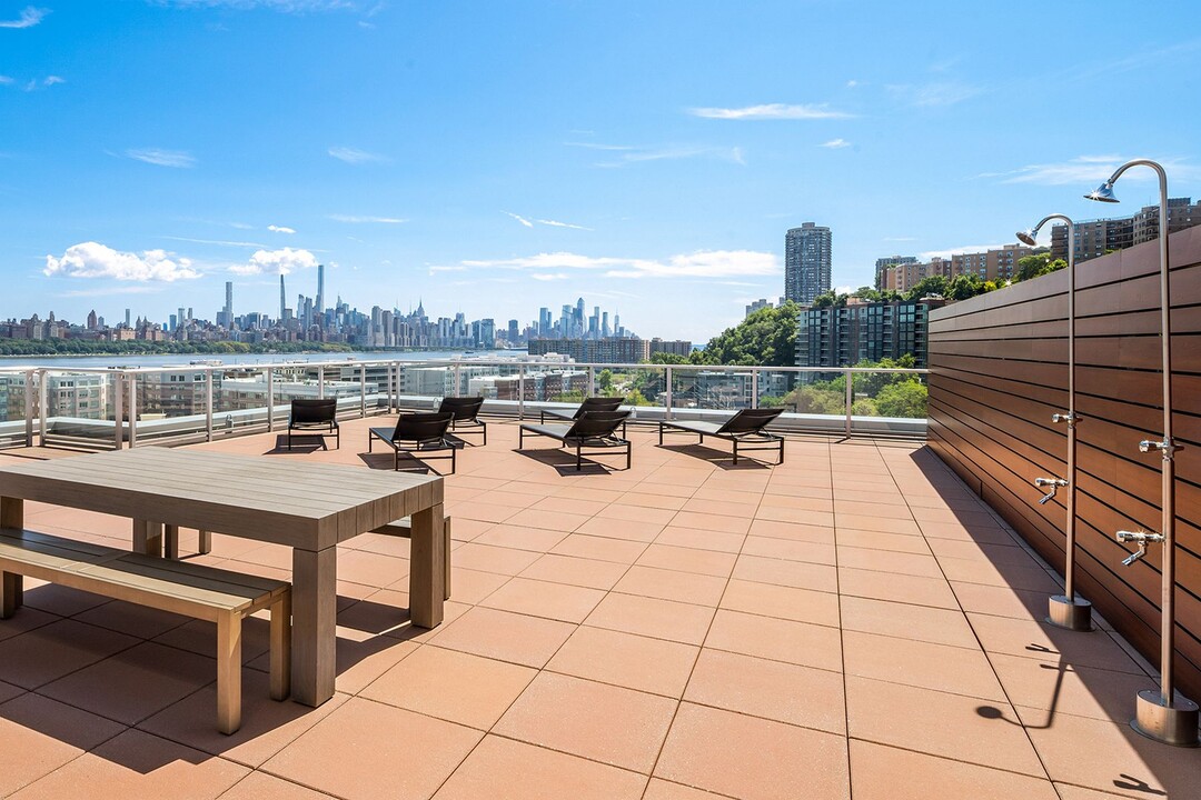 143 Old River Rd in Edgewater, NJ - Foto de edificio